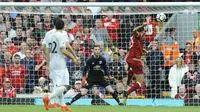 Kiper Manchester United, David de Gea, berusaha mengantisipasi sundulan gelandang Liverpool, Emre Can, pada laga Premier League di Stadion Anfield, Sabtu (14/10/2017). Liverpool bermain imbang 0-0 dengan Manchester United. (AP/Rui Vieira)
