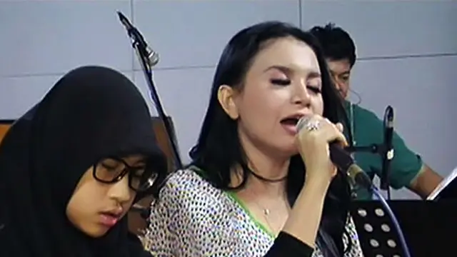 Menyanyi Bareng Anak Uje, Rossa Menangis