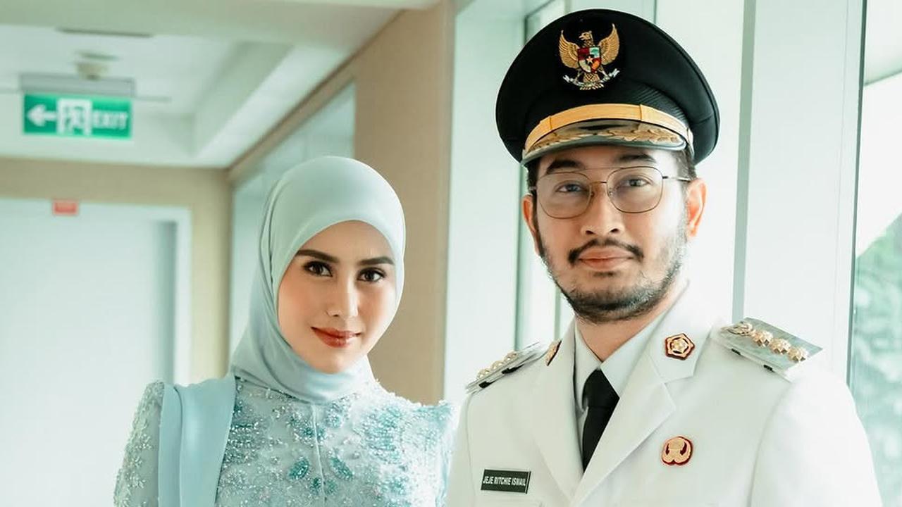 7 Potret Jeje Govinda Gagah Pakai Seragam Kepala Daerah, Bikin Bangga Sang Istri Syahnaz dan Keluarga