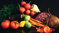 Ilustrasi sayuran dan buah-buahan. (dok. Unsplash/ Sharon Pittaway)