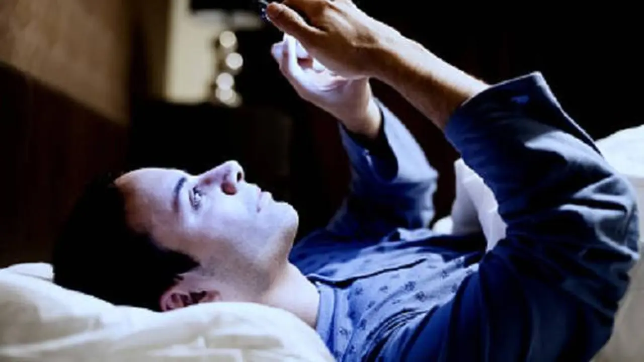 Ilustrasi main ponsel sebelum tidur (iStock)