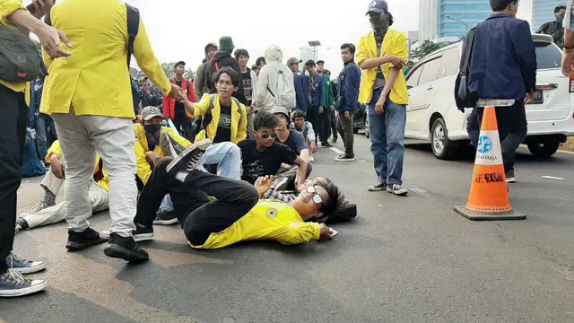 Mahasiswa memblokir tol dalam kota di depan Gedung DPR, Selasa (24/9/2019). (Liputan6.com/Yopi Makdori)