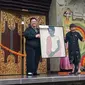 Kolektor seni Daniel Jusuf menyumbangkan koleksi pribadi karya maestro lukis Jeihan untuk menambah koleksi Museum Puri Lukisan Ubud, Bali, Minggu (10/12/2023). (Istimewa)