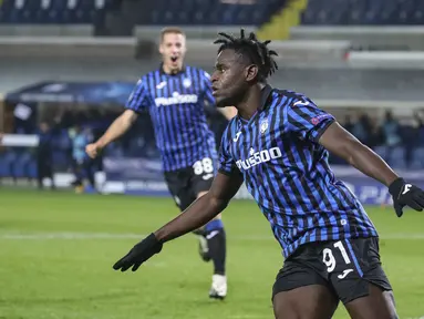 Penyerang Atalanta, Duvan Zapata berselebrasi usai mencetak gol ke gawang Ajax pada pertandingan grup D Liga Champions di Stadion Gewiss di Bergamo, Italia, Selasa (27/10/2020). Atalanta bermain imbang 2-2 atas Ajax. (Stefano Nicoli/LaPresse via AP)