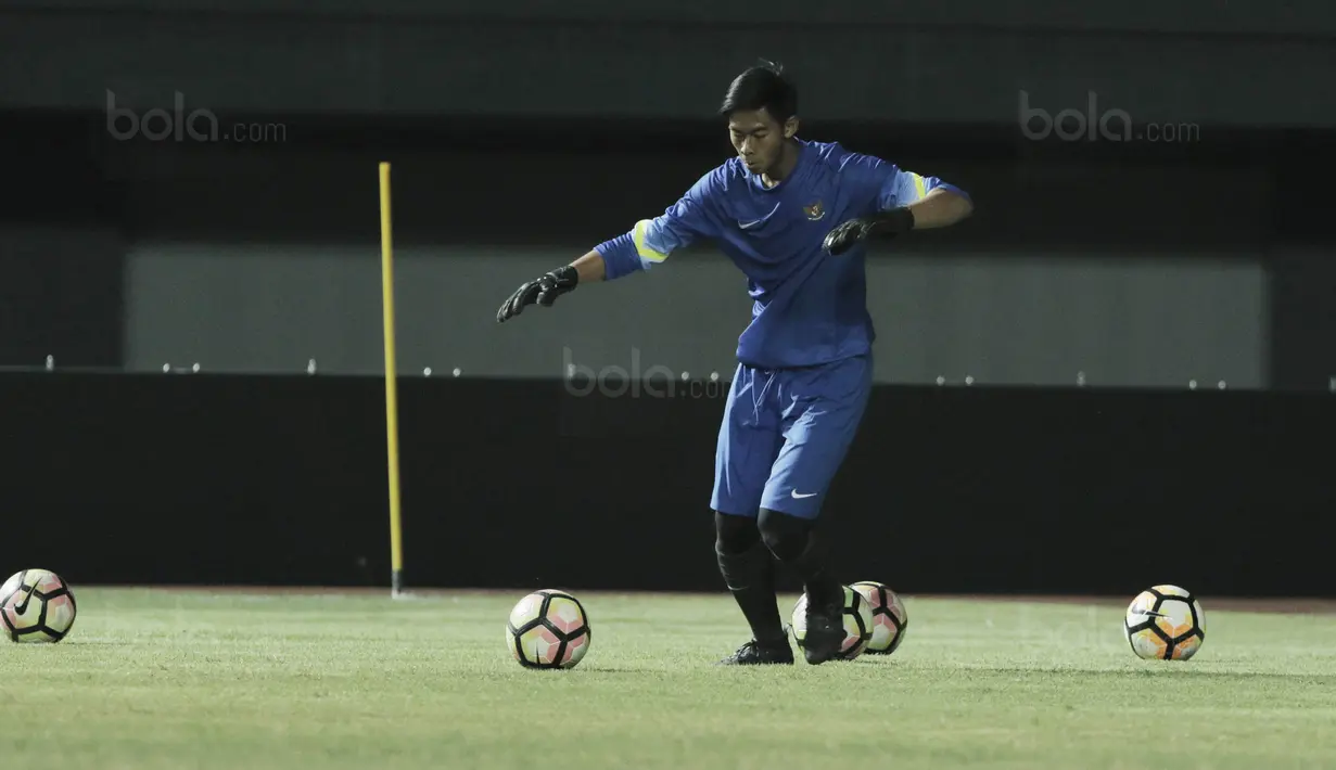 Kiper Timnas Indonesia, Satria Tama, saat mengikuti latihan jelang laga melawan Fiji di Stadion Patriot, Bekasi, Kamis, (31/8/2017). Indonesia akan menjalani laga Persahabatan melawan Fiji. (Bola.com/M Iqbal Ichsan)