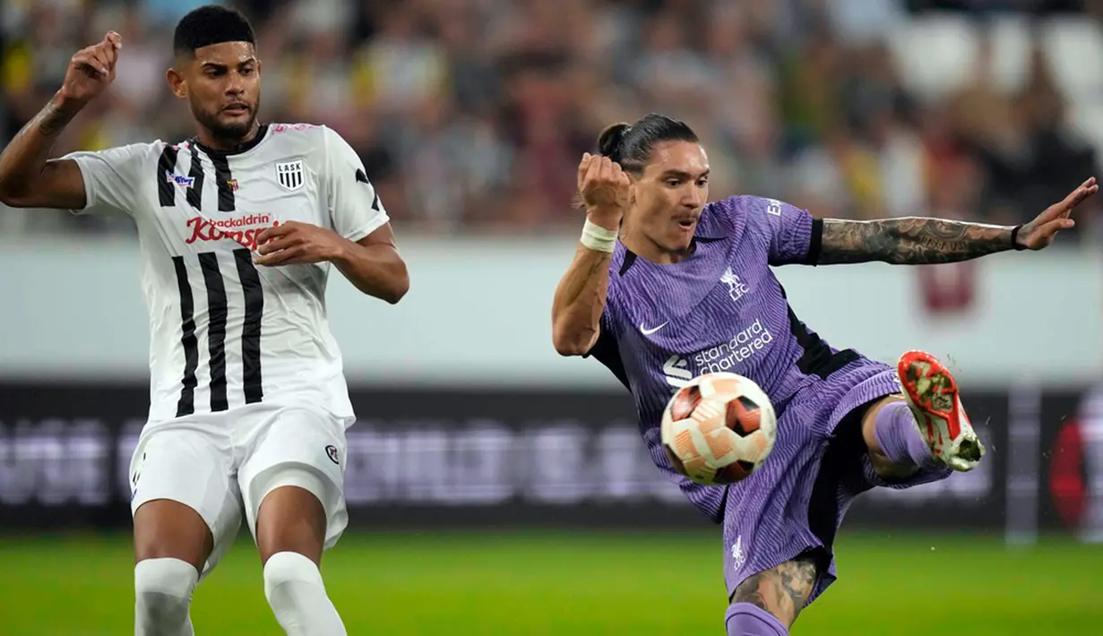 Ketinggalan 0-1, Liverpool langsung menggebrak pertahanan lawannya begitu memasuki babak kedua. Menit ke-55, Liverpool mendapatkan hadiah penalti setelah Diaz dijatuhkan di kotak terlarang. Nunez maju sebagai algojo dan mengirim bola ke sisi kiri. (AP Photo/Matthias Schrader)