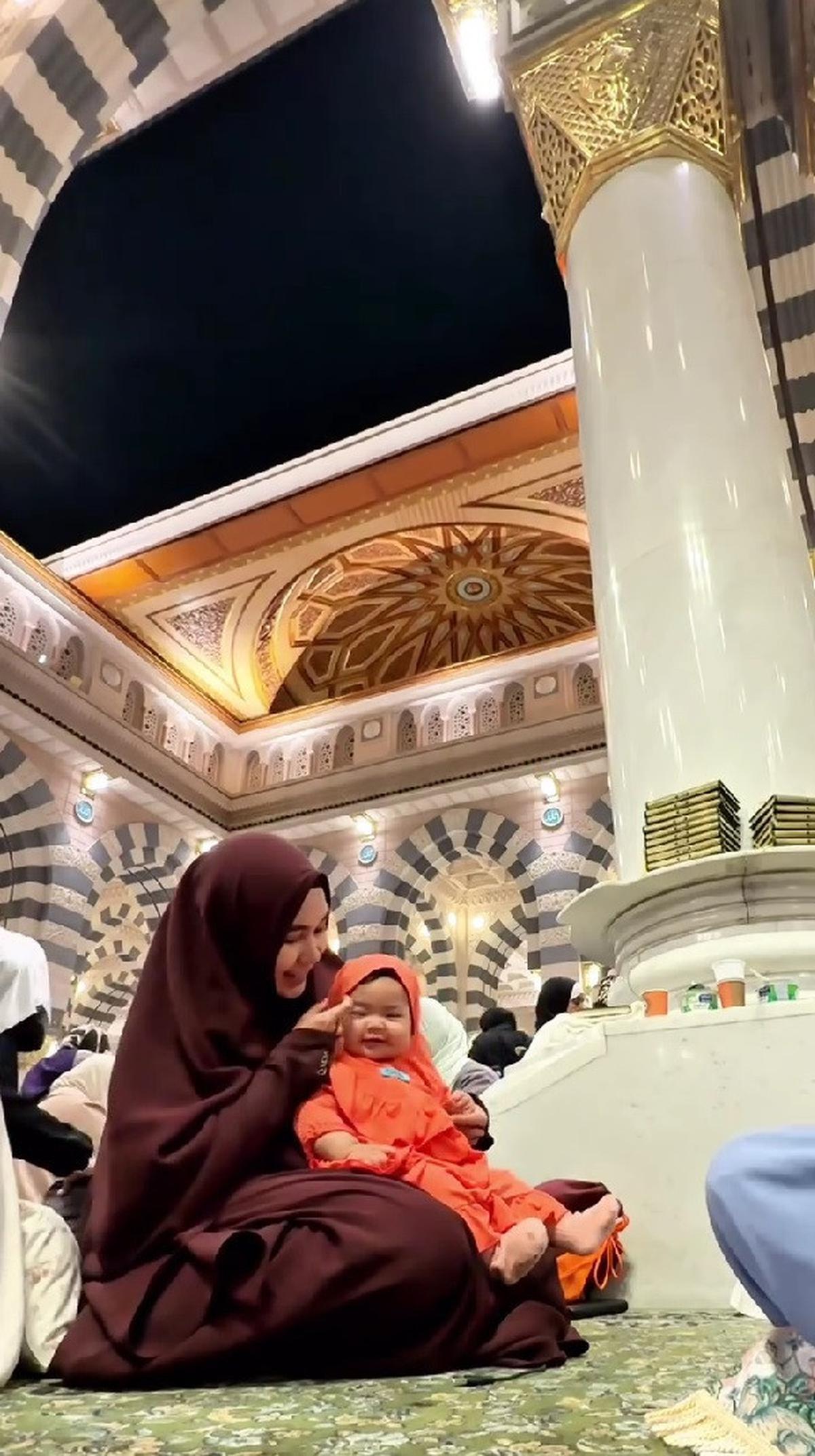 Potret Anisa Rahma Bukber di Masjid Nabawi Sambil Gendong Si Kecil, Netizen Kompak Bersholawat