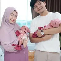 Seperti inilah family potret Anisa Rahma dan Anandito dengan putri kembarnya. Meskipun sederhana, akan tetapi potret ini menularkan kebahagiaan untuk penggemarnya. [Foto: Instagram.com/anisarahma_12/@storyourbirth]