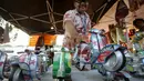 Stan penjual vespa mainan yang terbuat dari kaleng saat Pekan Produk Kreatif Daerah (PPKD) di Lapangan Banteng, Jakarta, Jumat (29/5/2015). Acara tersebut digelar dari 29 Mei-2 Juni 2015. (Liputan6.com/Faizal Fanani)