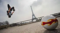 Aksi Moss bersalto dan mengolah bola di Place du Trocadero, dengan  latar menara Effeil, Paris, Jumat (18/3/2016).  S3 Society akan tampil pada Euro 2016 Pracis tanggal 10 Juni-10 Juli 2016. (AFP/Lionel Bonaventure)