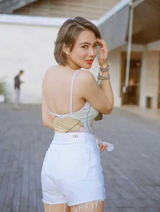 Pesona kecantikan Wika Salim terlihat begitu berbeda dari biasanya, mungkin karena busana yang dipakainya. (FOTO: instagram.com/wikasalim)