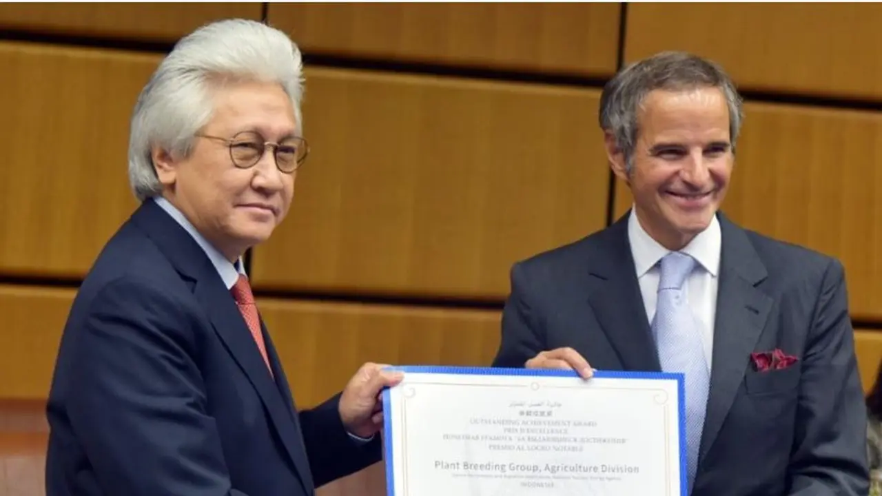 Duta Besar RI untuk PBB Darmansjah Djumala mewakili Organisasi Riset Tenaga Nuklir BRIN menerima pernghargaan IAE dan FAO yang disampaikan Dirjen IAEA Rafael Mariano Grossi, di Wina, Austria, Senin (20/9/2021). (Foto: Humas BRIN)