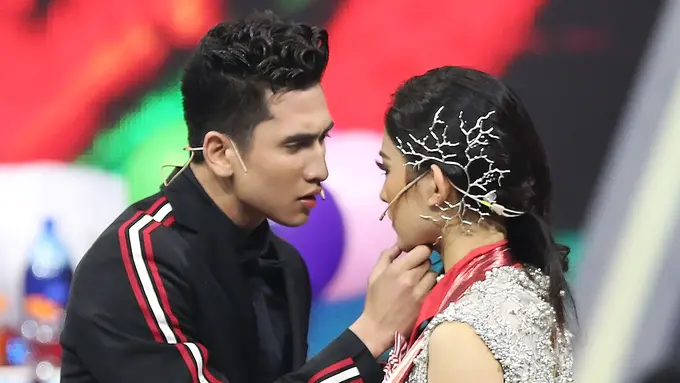 [Bintang] Romantisme Sinetron Musikal Siapa Takut Jatuh Cinta di Panggung SCTV Awards