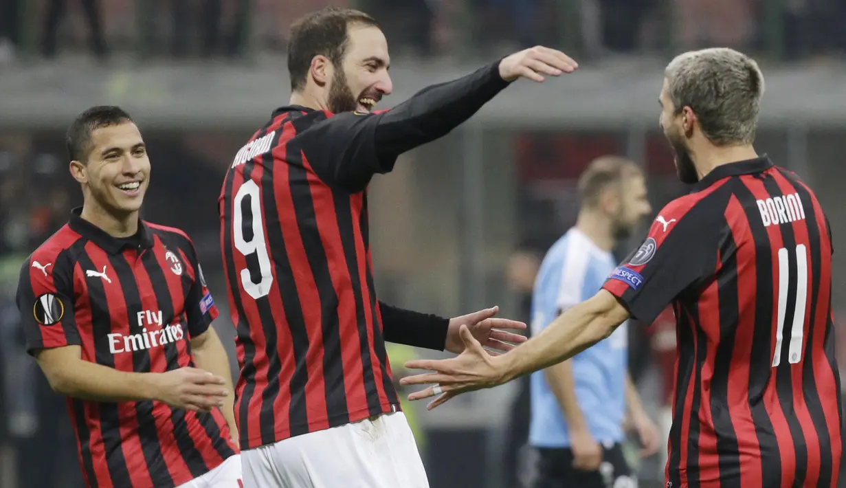 Striker AC Milan, Fabio Borini bersama Gonzalo Higuain, melakukan selebrasi usai membobol gawang F91 Dudelange pada laga Liga Europa di Stadion San Siro, Kamis (29/11). AC Milan menang 5-2 atas F91 Dudelange. (AP/Luca Bruno)