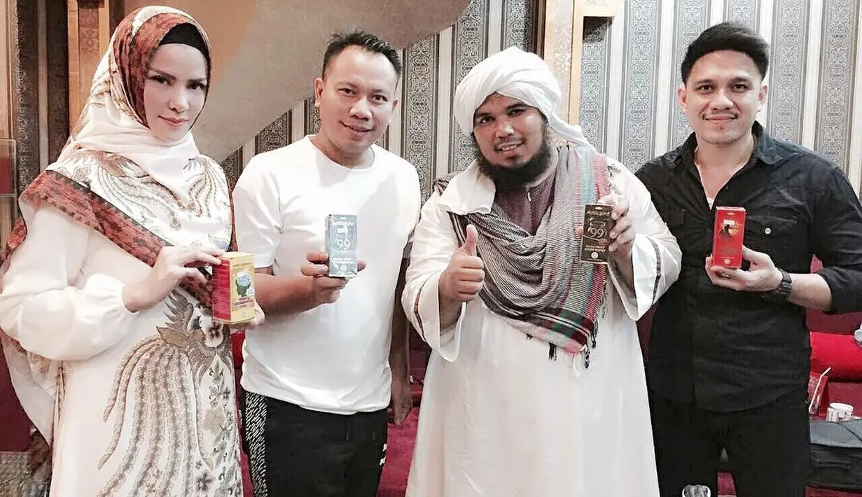 Sebelum menikah, keduanya terlihat kompak berziarah ke makam neneknya. Mantan istri siri Rhoma Irama itu terlihat mendampingi calon suami ziarah ke makam neneknya. (Instagram/vickyprasetyo777)