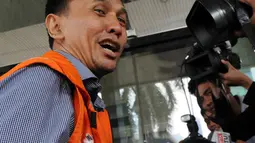 Gatot Pujo Nugroho menyapa wartawan usai keluar dari mobil tahanan, Jakarta, Jumat (11/12). Meski tak masuk dalam jadwal pemeriksaan, Gatot disinyalir bakal diperiksa terkait kasus dugaan suap. (Liputan6.com/Helmi Afandi)