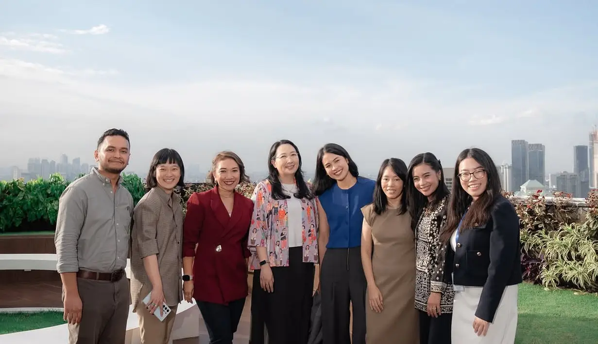 Hadiri sebuah forum perempuan, Maudy Ayunda tampil kasual dengan sleeveless biru dan trousers hitam [@maudyayunda]