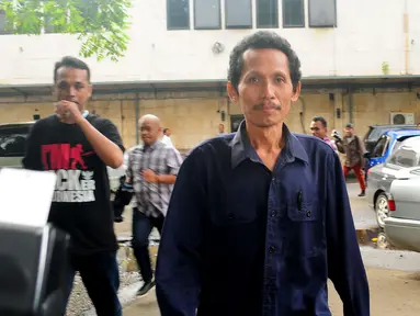 Polda Metro Jaya melakukan pemeriksaan kepada 7 saksi terkait kasus dugaan korupsi pengadaan UPS pada APBD 2014 DKI Jakarta, Senin (9/3/2015). Tampak salah satu saksi berjalan menuju ruang pemeriksaan (Liputan6.com/Yoppy Renato) 