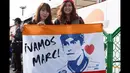 Penggemar olahraga MotoGP membentangkan bendera bergambar Marc Marquez, juara dunia MotoGP 2013 dan 2014, di Sirkuit Motegi, Jepang, (12/10/2014). (AFP PHOTO/Toshifumi Kitamura)