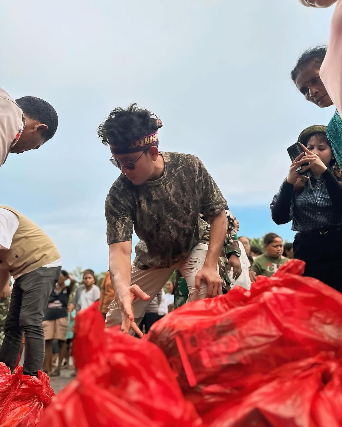Potret Denny Sumargo Serahkan Bantuan Rp 1,7 Miliar untuk Korban Gunung Lewotobi di NTT