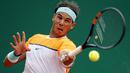 Pukulan kiri Nadal membawanya ke babak ketiga Monte Carlo Masters  (REUTERS/Eric Gaillard)