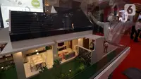 Pengunjung berdiri dekat maket hunian yang dipamerkan dalam pameran Indonesia Properti Expo di Jakarta Convention Centre, Jakarta, Minggu (15/5/2022). Tahun ini, Indonesia Property Expo atau IPEX 2022 menargetkan mayoritas konsumen dari kaum milenial dan first-home buyers dan menghadirkan lebih dari 225 proyek properti dari pengembang pilihan. (Liputan6.com/Johan Tallo)