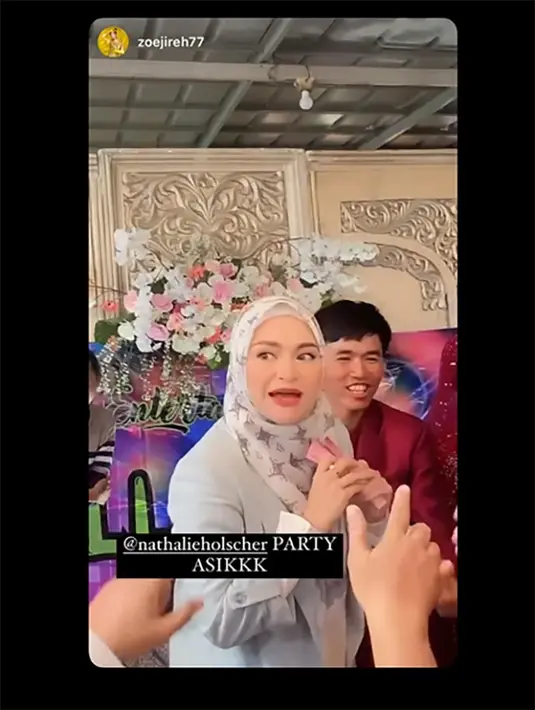 Acara semakin ramai, Nathalie Holscher juga memberikan saweran kepada yang ikut joged. "Banyak, ada Goyang Dombret, ada Cendol Dawet, banyak aku. Kalau dangdutan aku nomor satu," pungkas Nathalie. 
 [Instagram/nathalieholscher/zoejireh77]