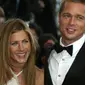 Sebuah kabar menyebutkan foto Brad Pitt dan Jennifer Aniston yang baru-baru ini berciuman beredar luas (AP Files)