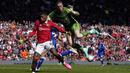 <p>Di menit sembilan, peluang MU lainnya melalui Marcus Rashford juga masih bisa dibendung penjaga gawang Everton Jordan Pickford. (AP Photo/Dave Thompson)</p>