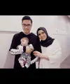 Pasangan selebriti Nycta Gina dan Rizky Kinos baru saja merayakan ulang tahun ke-8 pernikahan. Presenter yang juga dokter itu membagikan potret anniversary pernikahan dari tahun ke tahun. Hingga kini, keduanya menjalin  hubungan keluarga harmonis, mesra dan jauh dari gosip. Potret anniversary pertama sudah memiliki anak. [Instagram/missnyctagina]