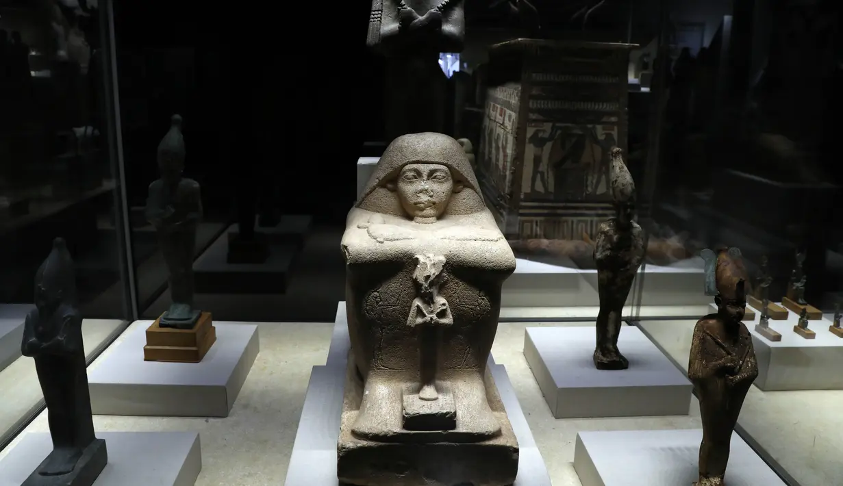 Berbagai artefak di Museum Kafr El-Sheikh di Kafr El-Sheikh, Mesir, 2 November 2020. Museum yang dibuka bagi pengunjung pada Senin (2/11) ini terdiri dari tiga ruang pameran utama yang menampilkan sejarah regional dan banyak artefak yang ditemukan di Kegubernuran Kafr El-Sheikh. (Xinhua/Ahmed Gomaa)