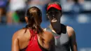 Petenis Kanada, Eugenie Bouchard bersalaman dengan petenis Rusia Evgeniya Rodina usai pertandingan di AS Terbuka 2017 di USTA Billie Jean King National Tennis Center, New York (30/8). Bouchard kalah 7-6 (2), 6-1. (AFP Photo/Eduardo Munoz Alvarez)