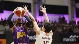 Pebasket Pelita Jaya, Vincent Kosasih, berusaha menghalau pebasket Tangerang Hawks, Steven Green, pada laga IBL 2024 di Indomilk Arena, Sabtu (25/5/2024). (Bola.com/M Iqbal Ichsan)