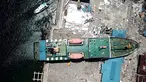 Pandangan udara, sebuah kapal KM Sabuk Nusantara 39 terseret ombak akibat tsunami Pelabuhan Wani, Donggala, Sulawesi Tengah Kamis (4/10). Kapal yang sedang bersandar terbawa arus hingga 70 meter. (Liputan6.com/Fery Pradolo)