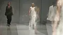 Sejumlah model berjalan diatas catwalk membawakan rancangan Jeffry Tan yang berkolaborasi dengan shampo Serasoft di JFW 2018 di Senayan City, Jakarta, Selasa (25/10). Rancangan kali ini bertema Prime Collection. (Liputan6.com/Herman Zakharia)