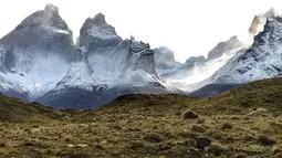Pemandangan Taman Nasional Torres del Paine di wilayah Magallanes, Chile pada 16 April 2019. Chile memiliki Torres del Paine sebagai taman nasionalnya yang juga masuk ke dalam daftar National Georgaphic sebagai tempat terindah kelima di dunia. (Ana FERNANDEZ / AFP)