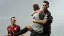 Gelandang AC Milan, Suso melakukan selebrasi usai mencetak gol keduanya kegawang Inter Milan pada laga Liga Italia Serie A di Stadion San Siro, Milan, (20/11). AC Milan bermain imbang dengan Inter Milan dengan skor 2-2. (REUTERS/Alessandro Garofalo)