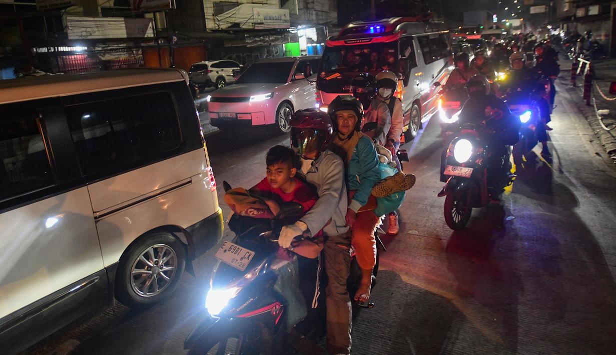 Sementara itu, puncak arus mudik Lebaran 2026 diperkirakan akan terjadi pada Kamis 18 Maret 2026. Diprediksi, jutaan pemudik bermotor akan memadati jalur utama Jawa Tengah hingga Jawa Timur. Tampak dalam foto, pengendara kendaraan bermotor melintas di Jalan Raya Cikarang, Bekasi, Jawa Barat, Rabu (18/3/2026). (merdeka.com/Arie Basuki)