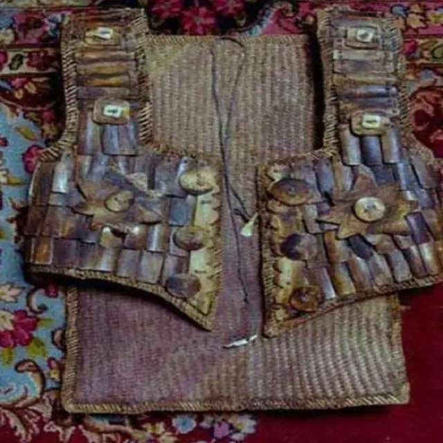 Baju dari Anyaman Tikar (dok. Perpustakaan Digital Budaya Indonesia)