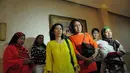 Sejumlah orang tua tersangka pelaku penganiayaan siswa SMA 3 menandatangi polres Jakarta Selatan, Jumat (4/7/14). (Liputan6.com/Faizal Fanani)