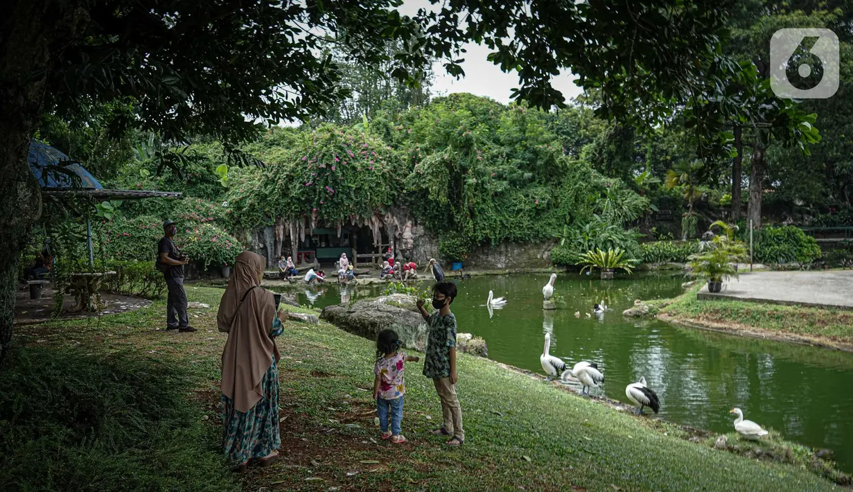 Pengunjung menikmati suasana tempat wisata di dalam kawasan Taman Mini Indonesia Indah, Jakarta, Minggu (12/10/2021). Uji coba pengoperasian tempat wisat ini harus  dengan Kapasitas pengunjung pada masa uji coba dibatasi hanya 25 persen. (Liputan6.com/Faizal Fanani)