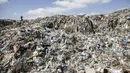 Para pengumpul sampah Palestina memilah-milah sampah di tempat pembuangan sampah di Kota Gaza (29/7/2019). Kemiskinan yang terjadi akibat blokade Israel dan kurangnya kesempatan kerja membuat beberapa warga Palestina memilih bekerja mencari sampah untuk dijual. (AFP Photo/Mohammed)