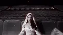 Erika Carlina kembali membintangi sebuah film horor berjudul Pengantin Setan. Ia pun tampil dengan pesona yang penuh misterius [@eri.carl]