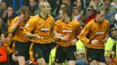 Wolverhampton Wanderers menjadi tim kedua yang sukses melakukan comeback setelah tertinggal tiga gol terlebih dahulu di era Premier League. Momen itu terjadi pada laga pekan ke-10 Premier League 2003/2004 (25/10/2003). Menjamu Leicester City, Wolverhampton sempat tertinggal 0-3 lewat dua gol Les Ferdinand dan satu gol dari Riccardo Scimecca. Wolves berbalik unggul dan memenangkan laga setelah mampu mencetak 4 gol lewat dua gol Colin Cameron dan masing-masing satu gol dari Alex Rae dan Henri Camara. (AFP/Jim Watson)