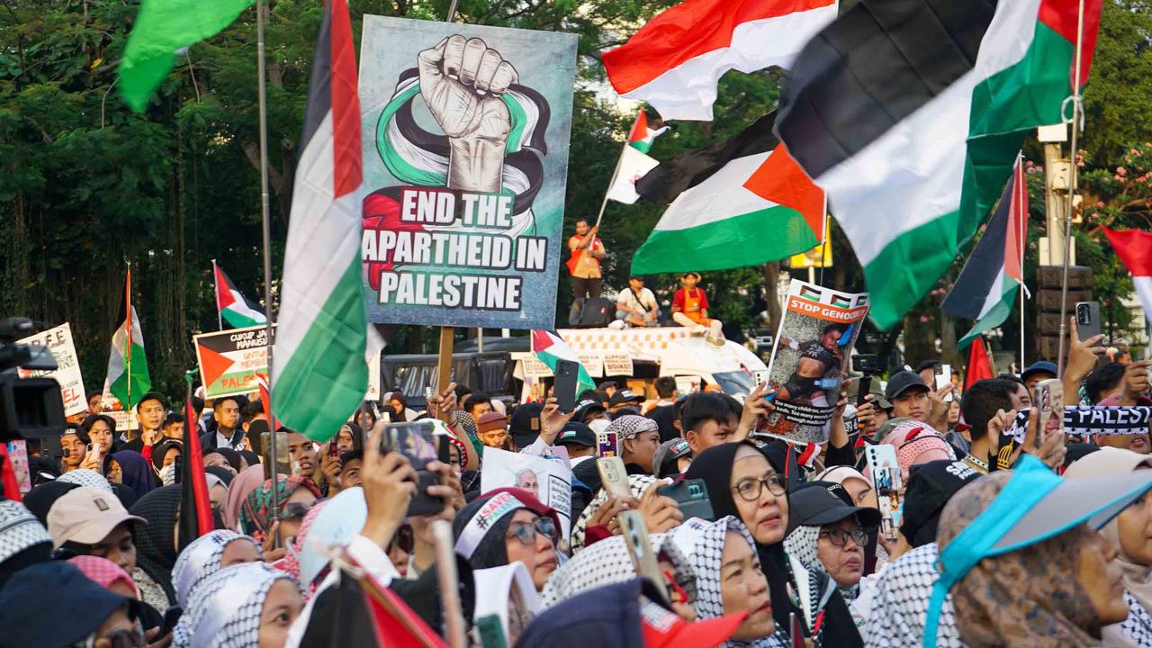 FOTO: Dua Tahun Genosida di Gaza, Massa Kepung Kedubes AS Serukan Akhiri Blokade Palestina