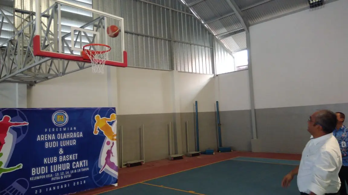 Ketua Yayasan Universitas Budi Luhur (UBL), Kasih Anggoro saat menjajal ring basket sports Arena, Selasa (23/1/2018) (Liputan6.com/Defri Saefullah)