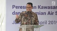 Gubernur DKI Jakarta, Anies Baswedan memberikan sambutan saat peresmian Air Siap Minum di Stasiun MRT Dukuh Atas, Jakarta, Selasa (30/4/2019). Fasilitas air siap minum itu diharapkan memberi rasa kenyamanan bagi setiap masyarakat yang memerlukan kebutuhan air minum. (Liputan6.com/Faizal Fanani)