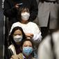 Orang-orang yang mengenakan masker naik eskalator di kompleks perbelanjaan dan perkantoran di Beijing, China, 13 April 2022. Shanghai bergerak untuk lebih melonggarkan lockdown di kota terbesar di China tersebut yang tampaknya terhenti. (AP Photo/Mark Schiefelbein)