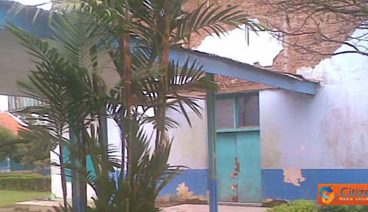 Citizen6, Bandung: SMP Negeri 1 Kertasari, Kabupaten Bandung, rusak parah akibat gempa bumi. Hingga saat ini sekolah tersebut belum di renovasi. (Pengirim: Sany Bahtiar)