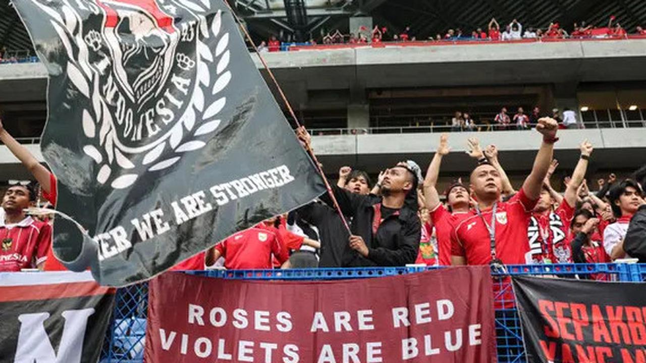 VIDEO: Tegar! Reaksi Supporter Usai Timnas Dibantai Jepang, Bergetar Nyanyikan Tanah Airku